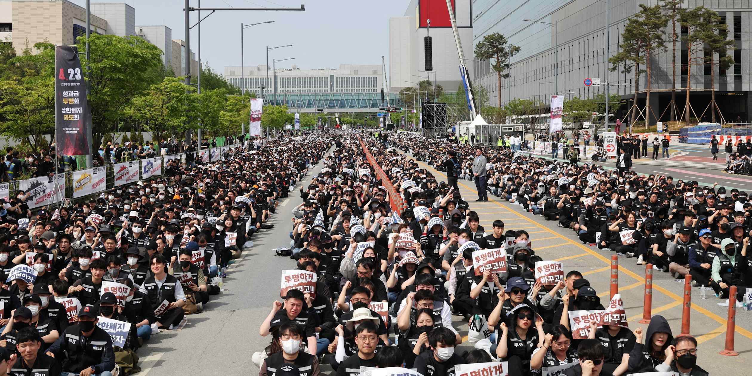 41,000 Samsung Workers Are About to Strike Over a Bonus Gap That SK Hynix Created